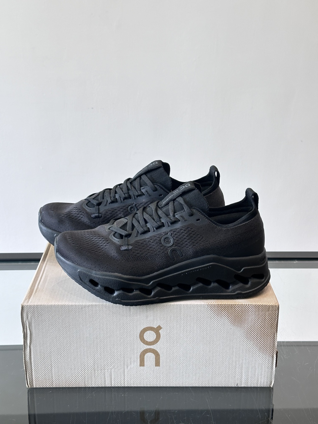 On昂跑 Cloud 6运动鞋情侣款👫​​👟瑞士品牌On昂跑Cloud 6，主打轻量舒适，鞋面多孔网布超