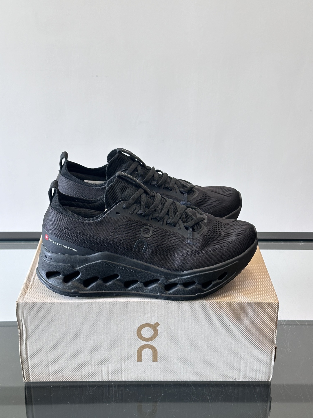 On昂跑 Cloud 6运动鞋情侣款👫​​👟瑞士品牌On昂跑Cloud 6，主打轻量舒适，鞋面多孔网布超