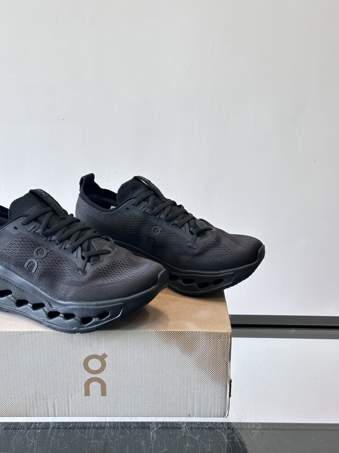 On昂跑 Cloud 6运动鞋情侣款👫​​👟瑞士品牌On昂跑Cloud 6，主打轻量舒适，鞋面多孔网布超