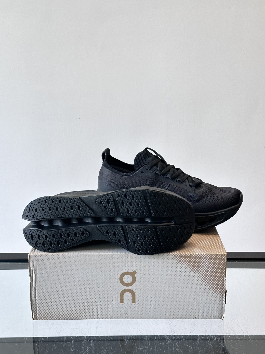 On昂跑 Cloud 6运动鞋情侣款👫​​👟瑞士品牌On昂跑Cloud 6，主打轻量舒适，鞋面多孔网布超