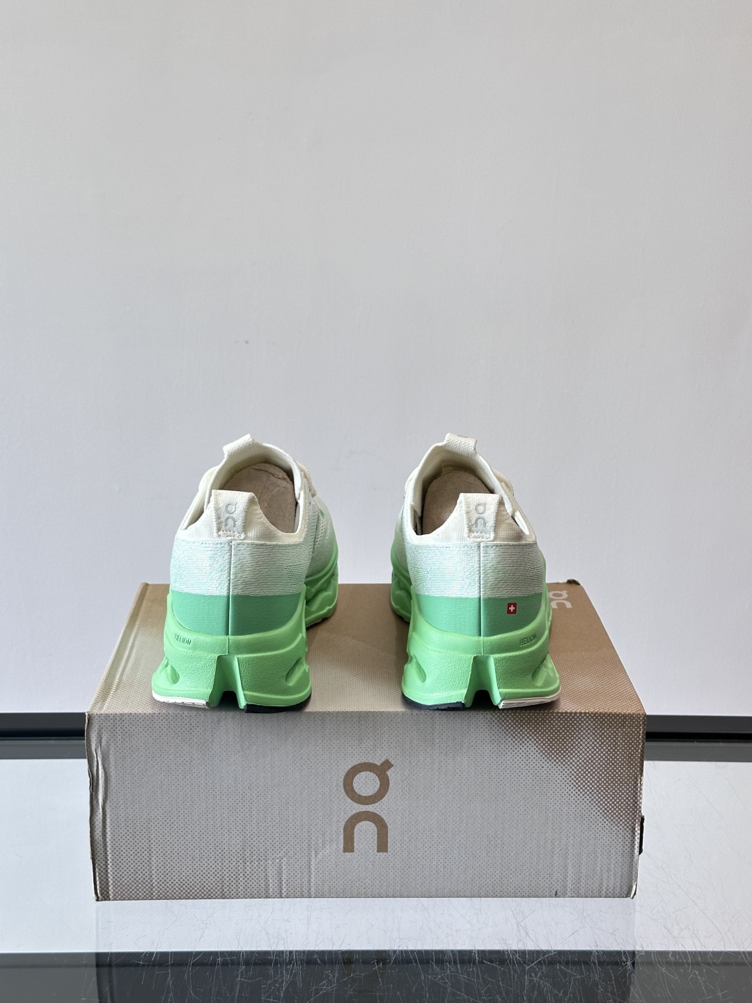 On昂跑 Cloud 6运动鞋情侣款👫​​👟瑞士品牌On昂跑Cloud 6，主打轻量舒适，鞋面多孔网布超