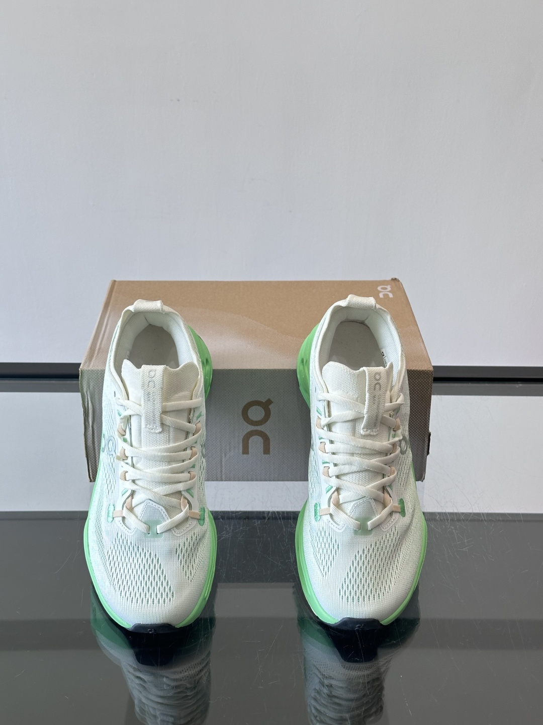 On昂跑 Cloud 6运动鞋情侣款👫​​👟瑞士品牌On昂跑Cloud 6，主打轻量舒适，鞋面多孔网布超