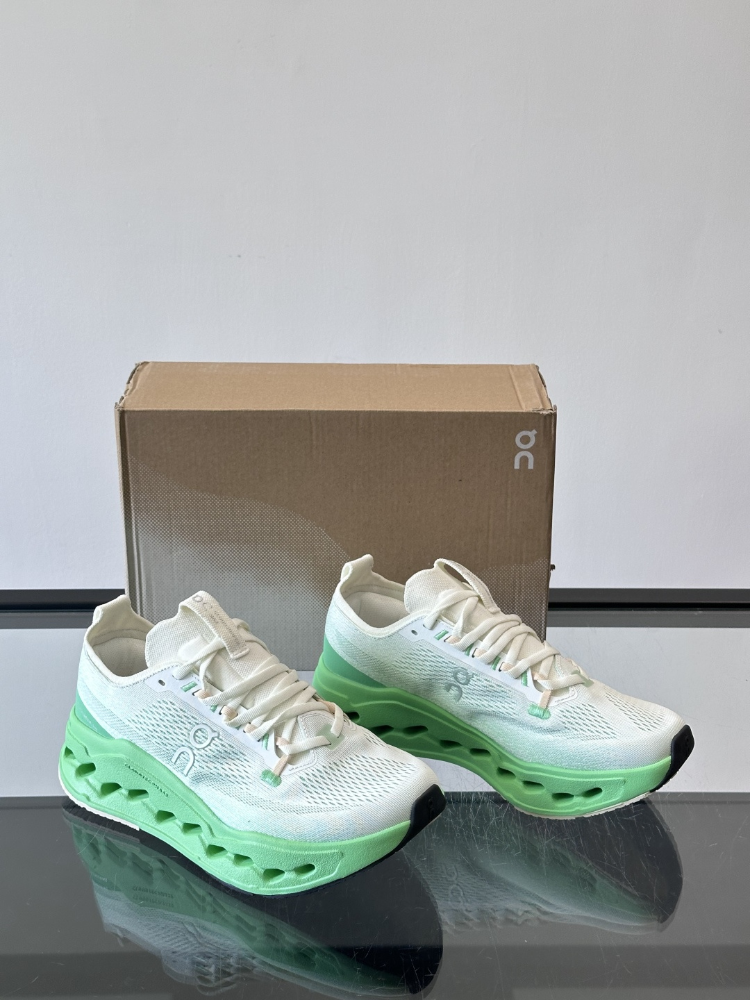 On昂跑 Cloud 6运动鞋情侣款👫​​👟瑞士品牌On昂跑Cloud 6，主打轻量舒适，鞋面多孔网布超