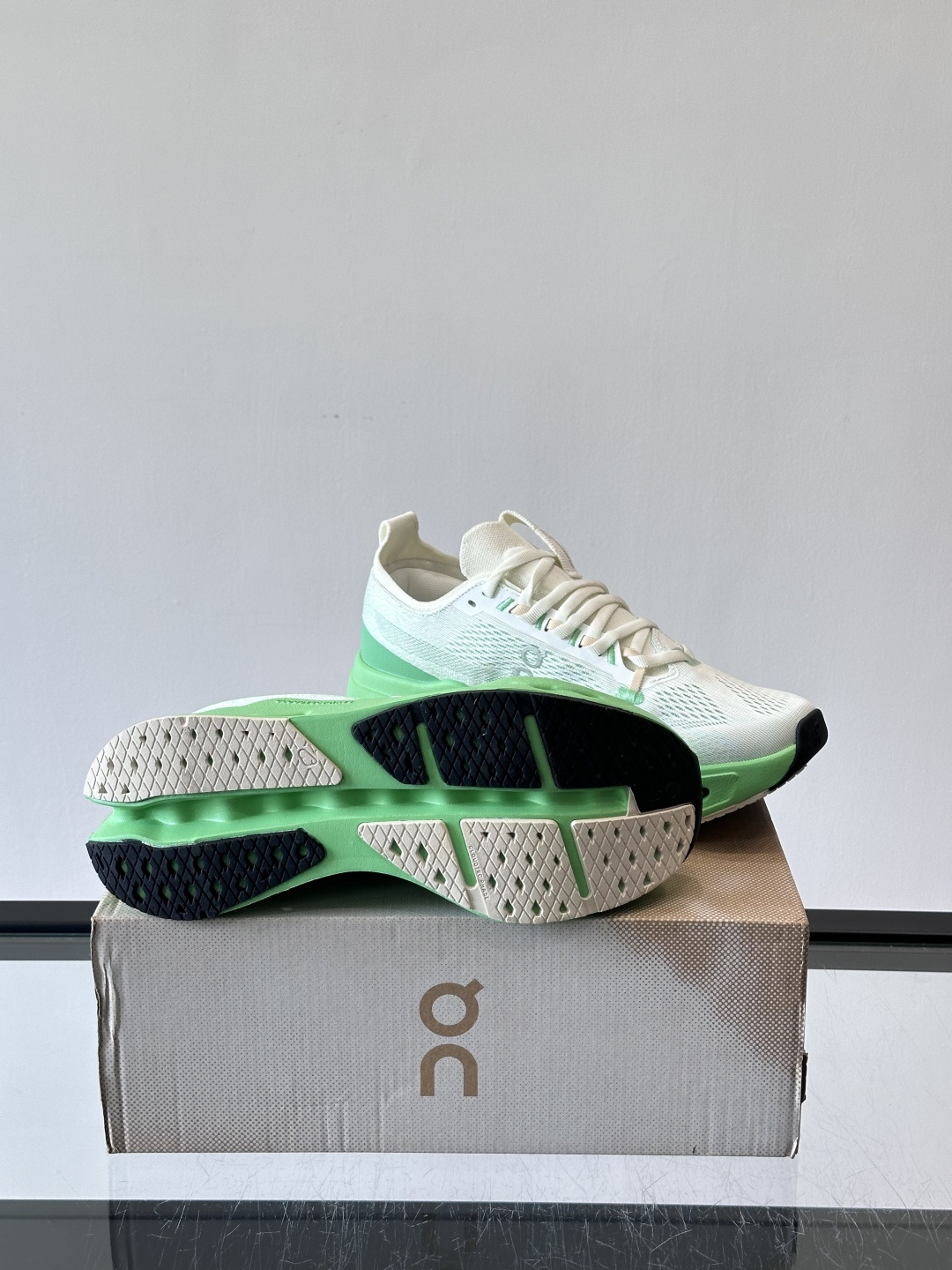 On昂跑 Cloud 6运动鞋情侣款👫​​👟瑞士品牌On昂跑Cloud 6，主打轻量舒适，鞋面多孔网布超