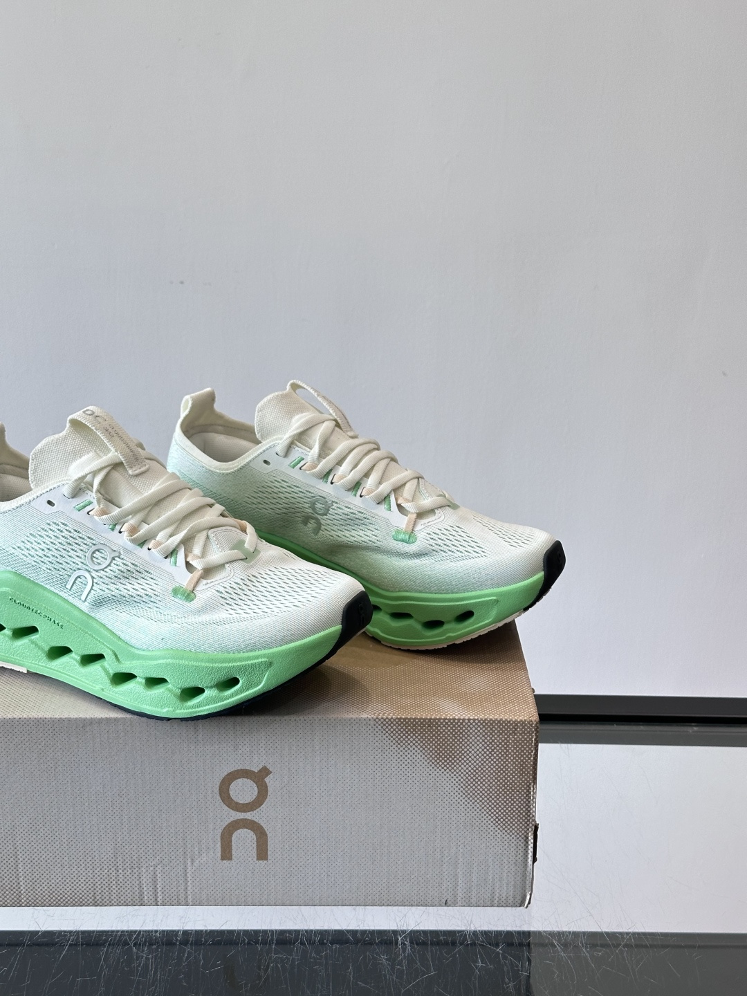 On昂跑 Cloud 6运动鞋情侣款👫​​👟瑞士品牌On昂跑Cloud 6，主打轻量舒适，鞋面多孔网布超