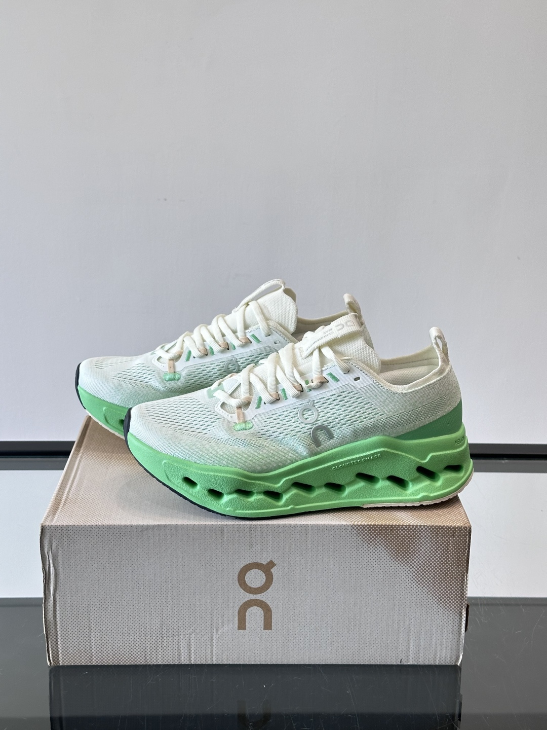 On昂跑 Cloud 6运动鞋情侣款👫​​👟瑞士品牌On昂跑Cloud 6，主打轻量舒适，鞋面多孔网布超