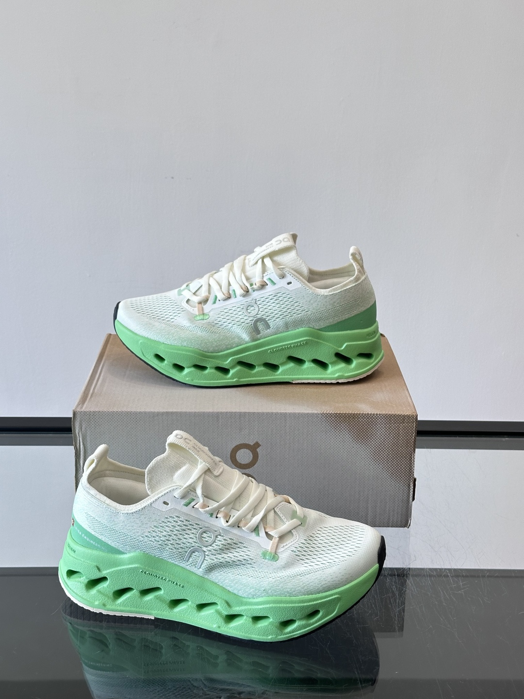 On昂跑 Cloud 6运动鞋情侣款👫​​👟瑞士品牌On昂跑Cloud 6，主打轻量舒适，鞋面多孔网布超