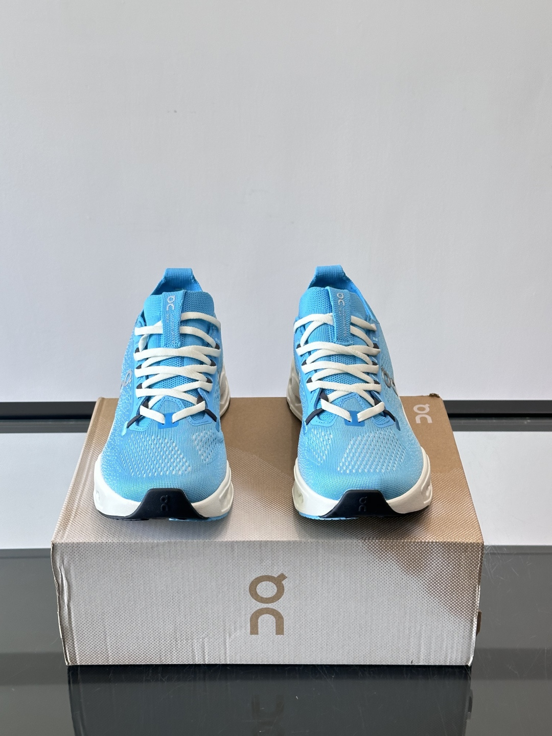 On昂跑 Cloud 6运动鞋情侣款👫​​👟瑞士品牌On昂跑Cloud 6，主打轻量舒适，鞋面多孔网布超