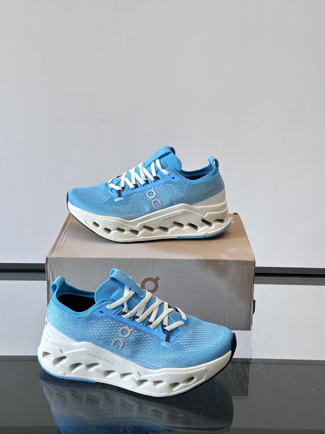 On昂跑 Cloud 6运动鞋情侣款👫​​👟瑞士品牌On昂跑Cloud 6，主打轻量舒适，鞋面多孔网布超