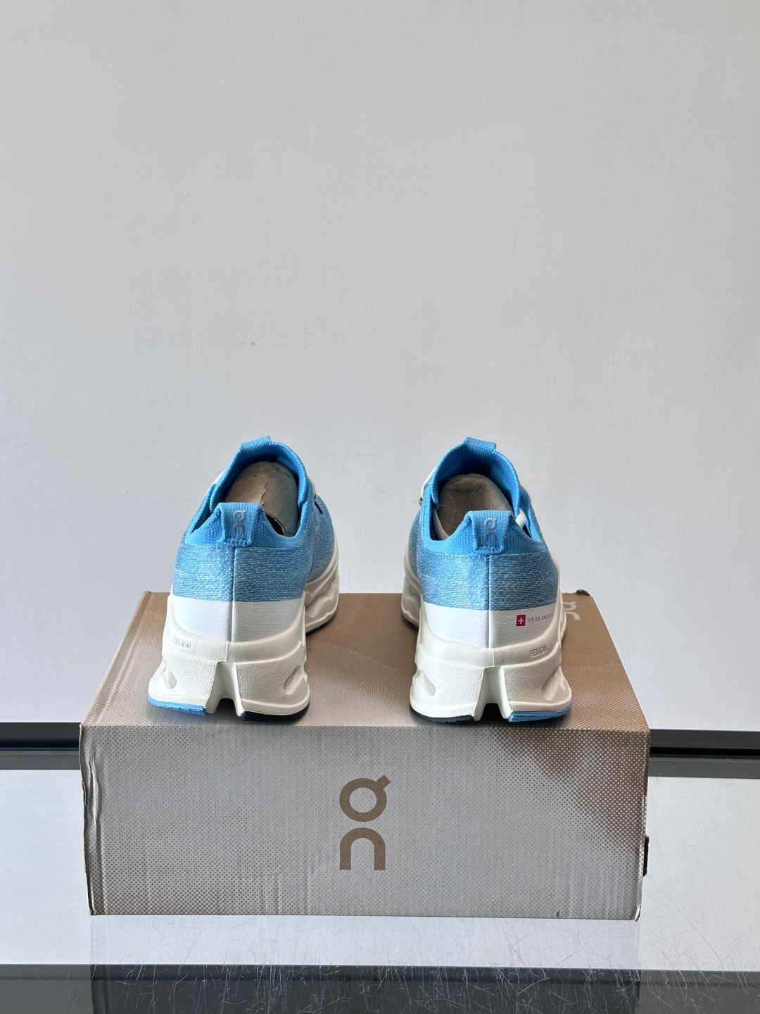 On昂跑 Cloud 6运动鞋情侣款👫​​👟瑞士品牌On昂跑Cloud 6，主打轻量舒适，鞋面多孔网布超