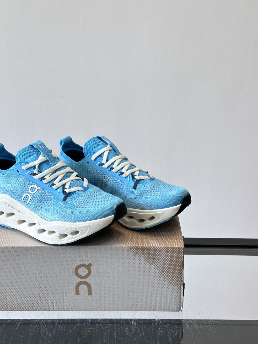 On昂跑 Cloud 6运动鞋情侣款👫​​👟瑞士品牌On昂跑Cloud 6，主打轻量舒适，鞋面多孔网布超