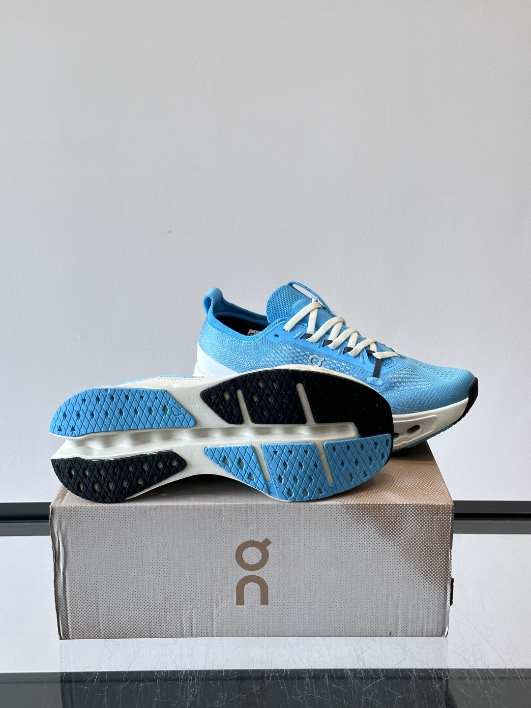 On昂跑 Cloud 6运动鞋情侣款👫​​👟瑞士品牌On昂跑Cloud 6，主打轻量舒适，鞋面多孔网布超