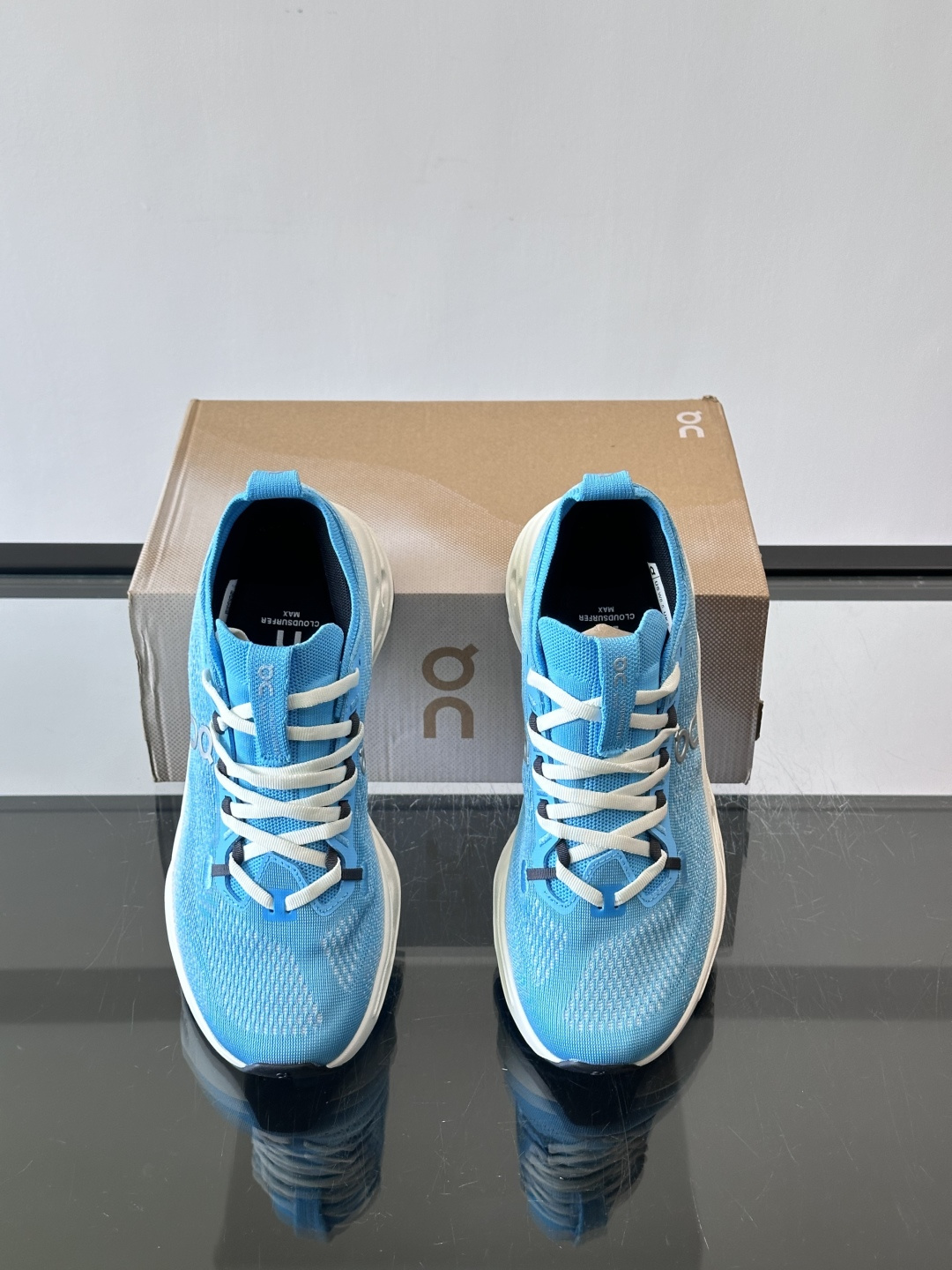 On昂跑 Cloud 6运动鞋情侣款👫​​👟瑞士品牌On昂跑Cloud 6，主打轻量舒适，鞋面多孔网布超