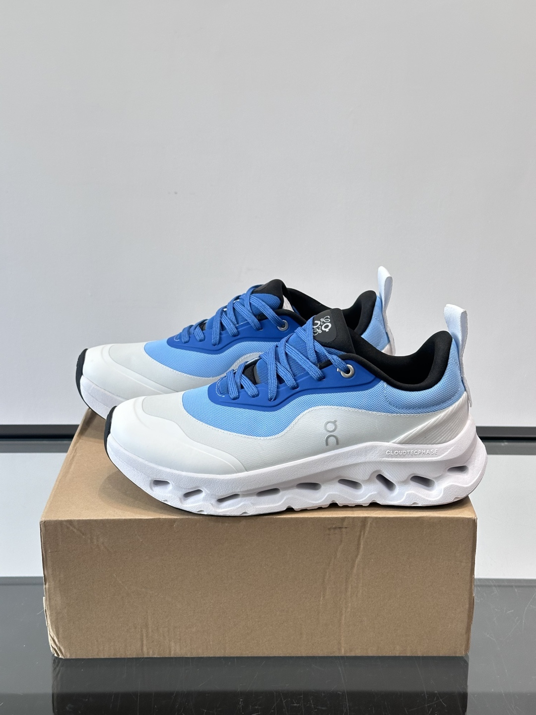 On昂跑 x Loewe联名2.0运动鞋​​👟On昂跑和Loewe联名的Cloudboom 2.0运动鞋