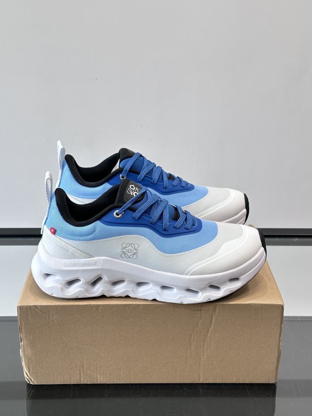 On昂跑 x Loewe联名2.0运动鞋​​👟On昂跑和Loewe联名的Cloudboom 2.0运动鞋