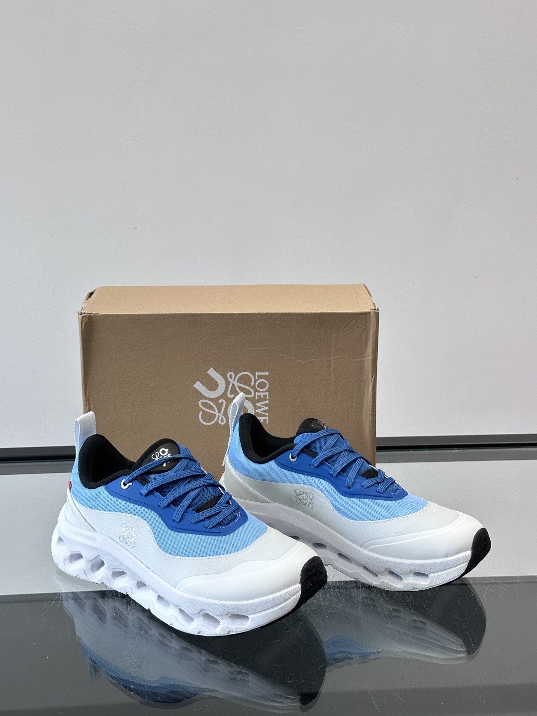 On昂跑 x Loewe联名2.0运动鞋​​👟On昂跑和Loewe联名的Cloudboom 2.0运动鞋