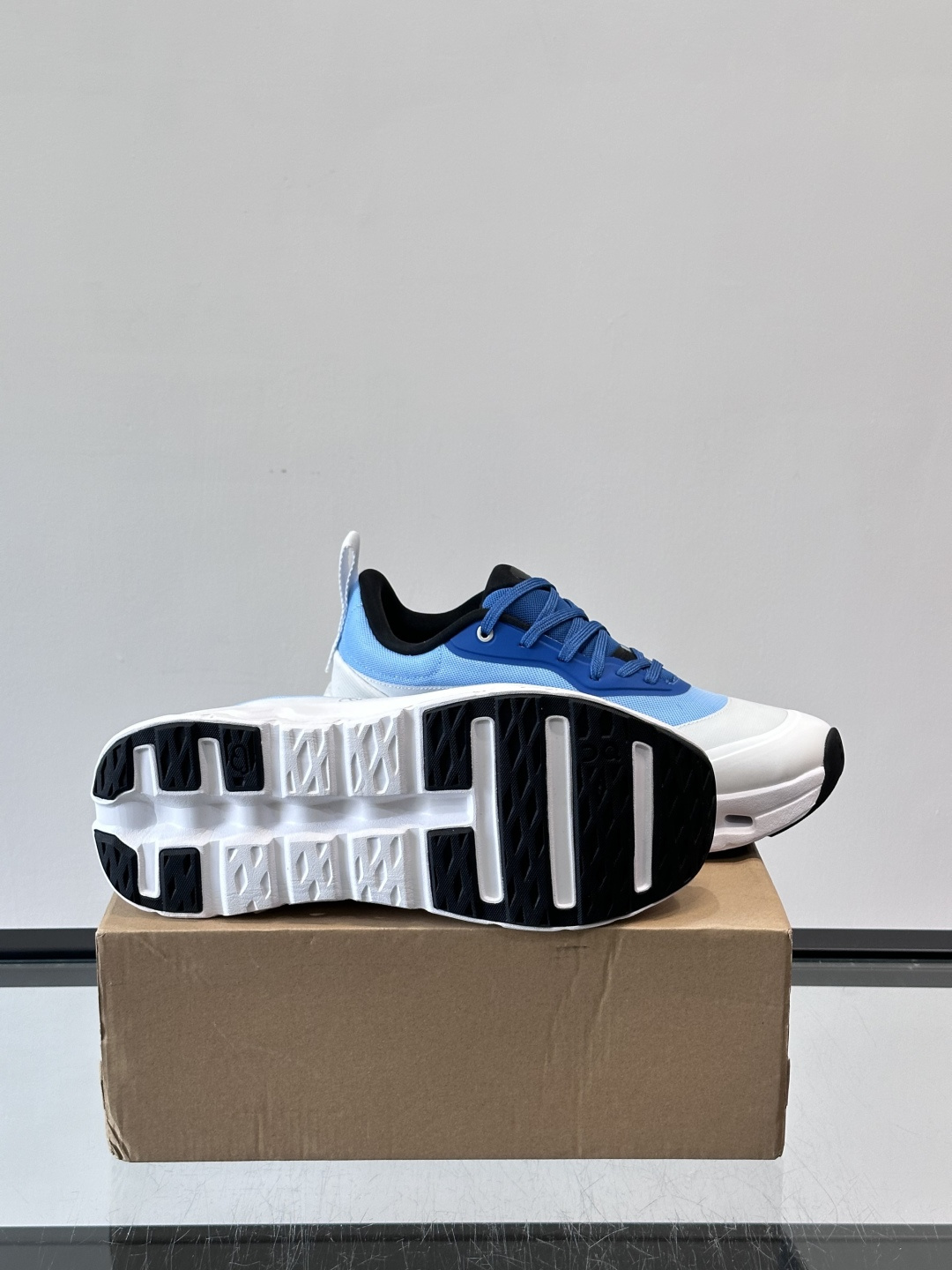 On昂跑 x Loewe联名2.0运动鞋​​👟On昂跑和Loewe联名的Cloudboom 2.0运动鞋