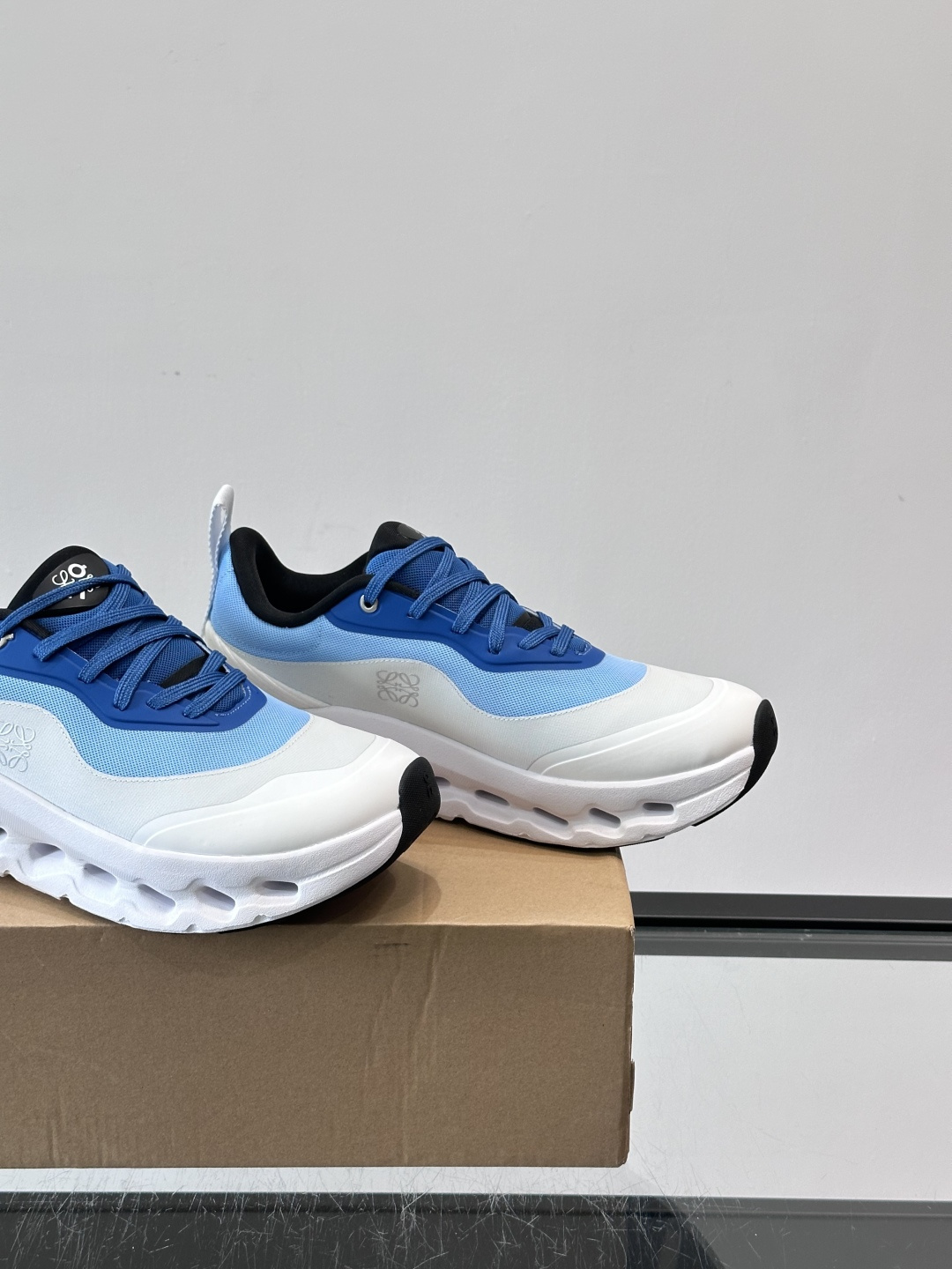 On昂跑 x Loewe联名2.0运动鞋​​👟On昂跑和Loewe联名的Cloudboom 2.0运动鞋