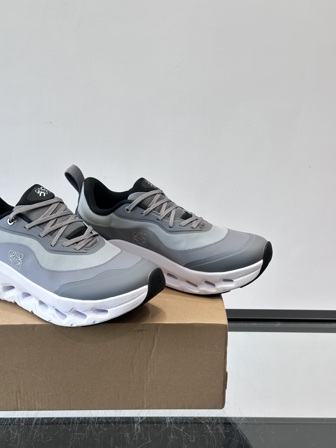 On昂跑 x Loewe联名2.0运动鞋​​👟On昂跑和Loewe联名的Cloudboom 2.0运动鞋