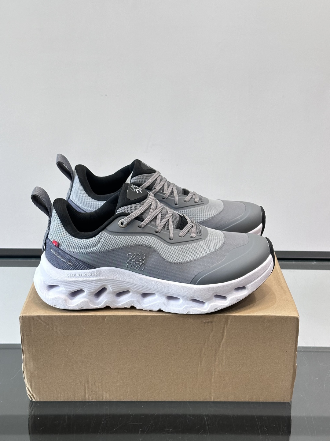 On昂跑 x Loewe联名2.0运动鞋​​👟On昂跑和Loewe联名的Cloudboom 2.0运动鞋