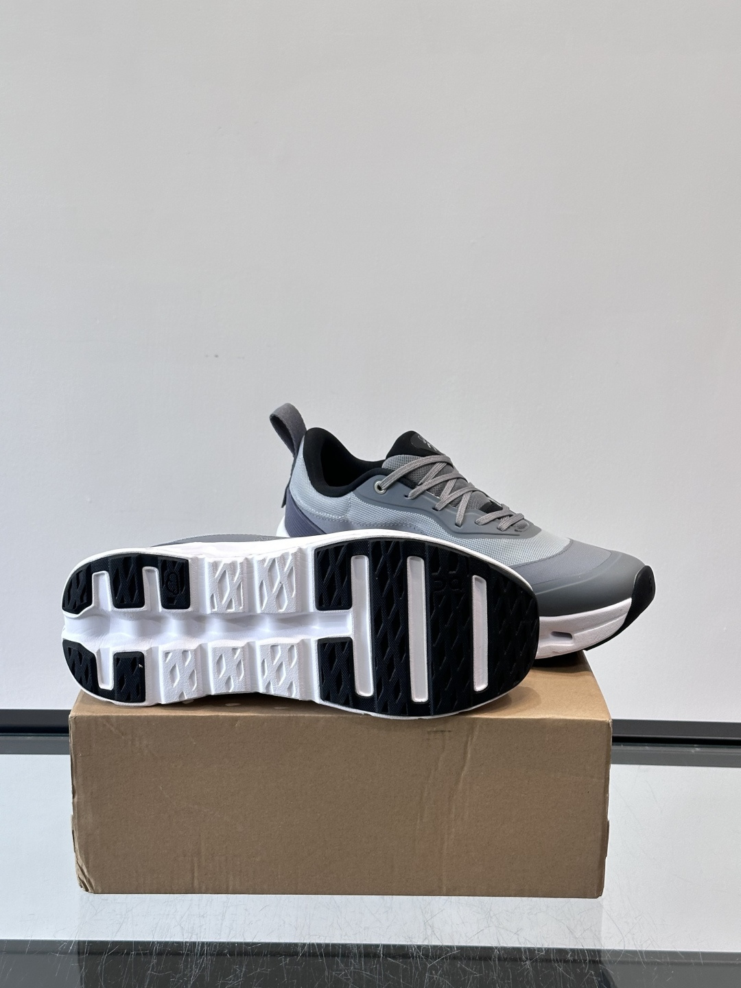 On昂跑 x Loewe联名2.0运动鞋​​👟On昂跑和Loewe联名的Cloudboom 2.0运动鞋