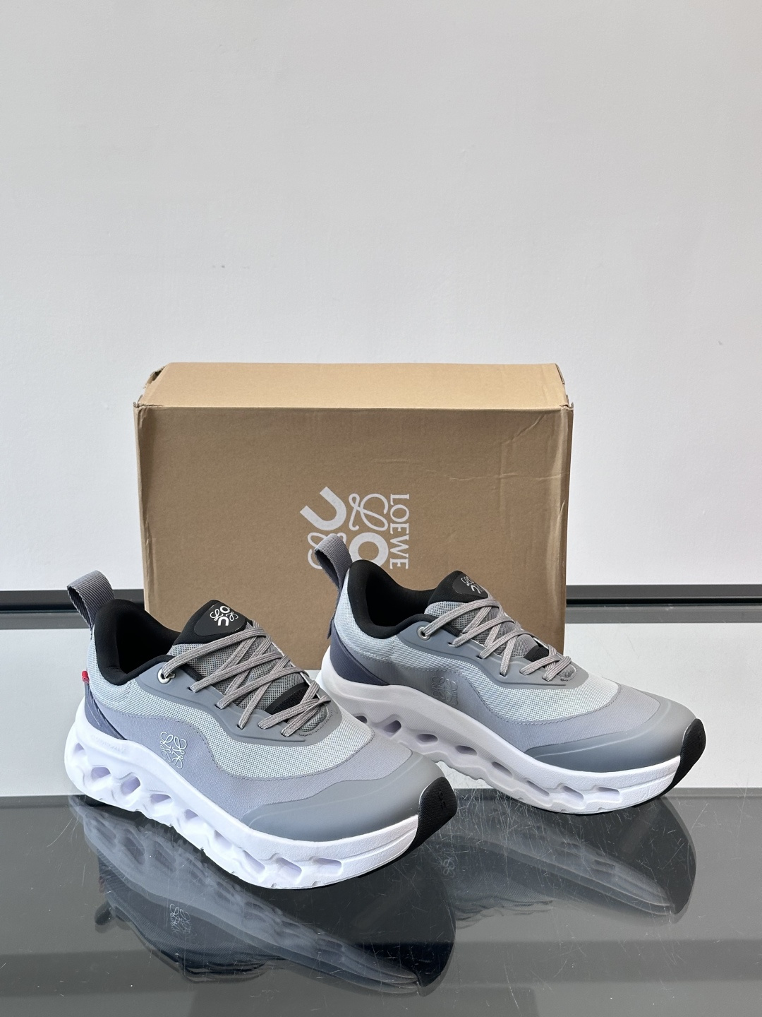 On昂跑 x Loewe联名2.0运动鞋​​👟On昂跑和Loewe联名的Cloudboom 2.0运动鞋