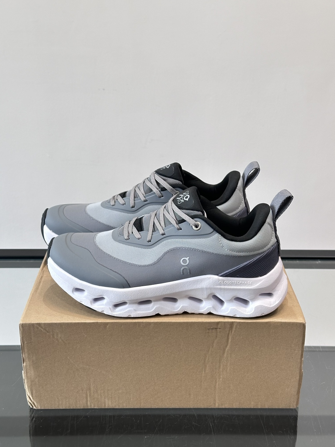 On昂跑 x Loewe联名2.0运动鞋​​👟On昂跑和Loewe联名的Cloudboom 2.0运动鞋