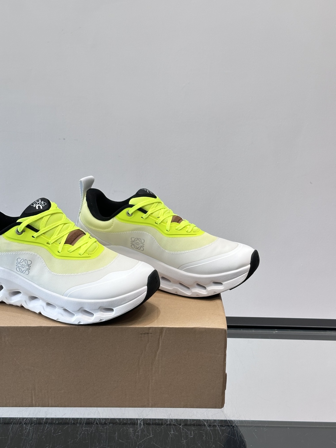 On昂跑 x Loewe联名2.0运动鞋​​👟On昂跑和Loewe联名的Cloudboom 2.0运动鞋