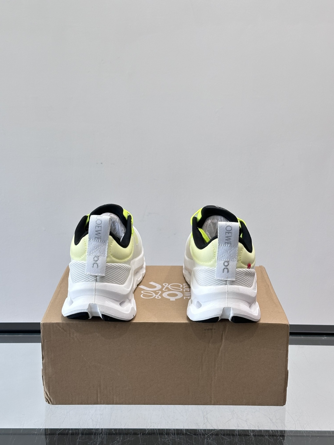 On昂跑 x Loewe联名2.0运动鞋​​👟On昂跑和Loewe联名的Cloudboom 2.0运动鞋