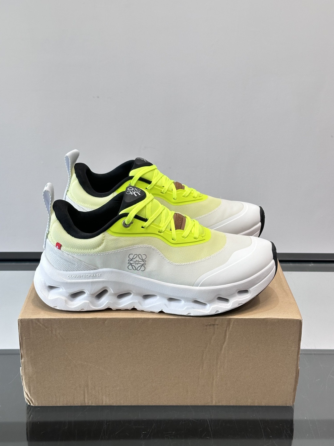 On昂跑 x Loewe联名2.0运动鞋​​👟On昂跑和Loewe联名的Cloudboom 2.0运动鞋