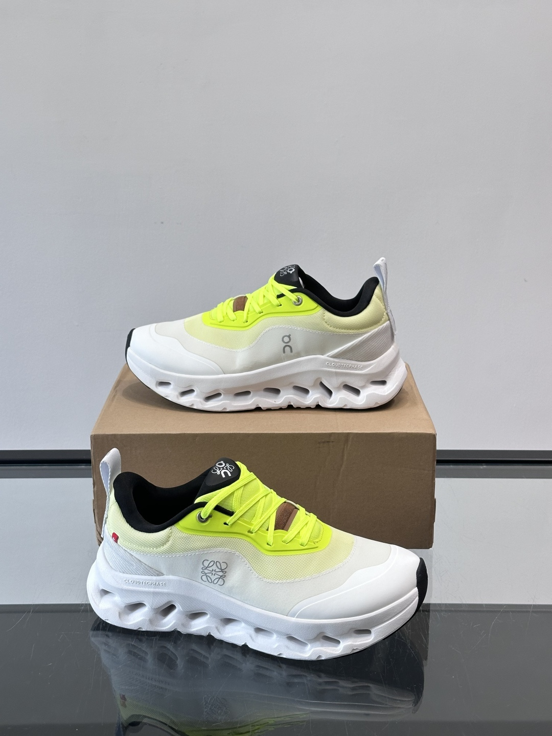 On昂跑 x Loewe联名2.0运动鞋​​👟On昂跑和Loewe联名的Cloudboom 2.0运动鞋