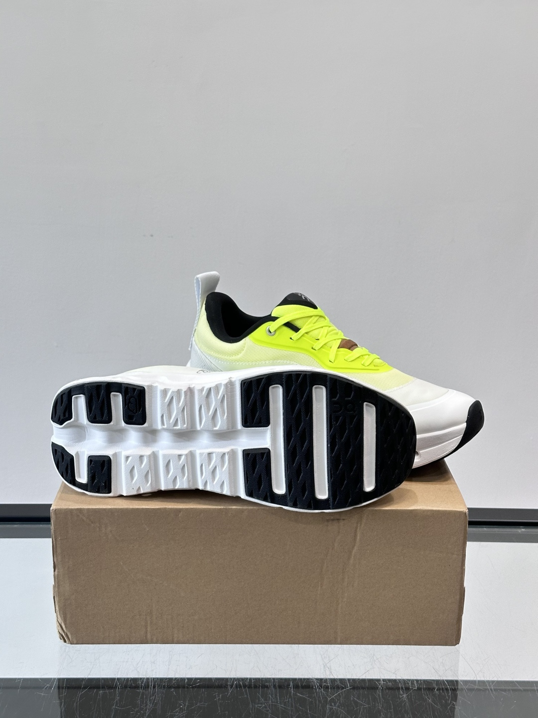 On昂跑 x Loewe联名2.0运动鞋​​👟On昂跑和Loewe联名的Cloudboom 2.0运动鞋