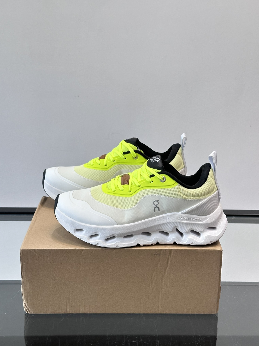 On昂跑 x Loewe联名2.0运动鞋​​👟On昂跑和Loewe联名的Cloudboom 2.0运动鞋