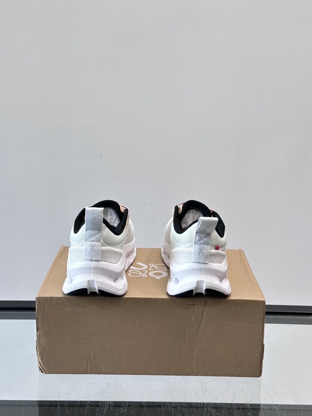 On昂跑 x Loewe联名2.0运动鞋​​👟On昂跑和Loewe联名的Cloudboom 2.0运动鞋