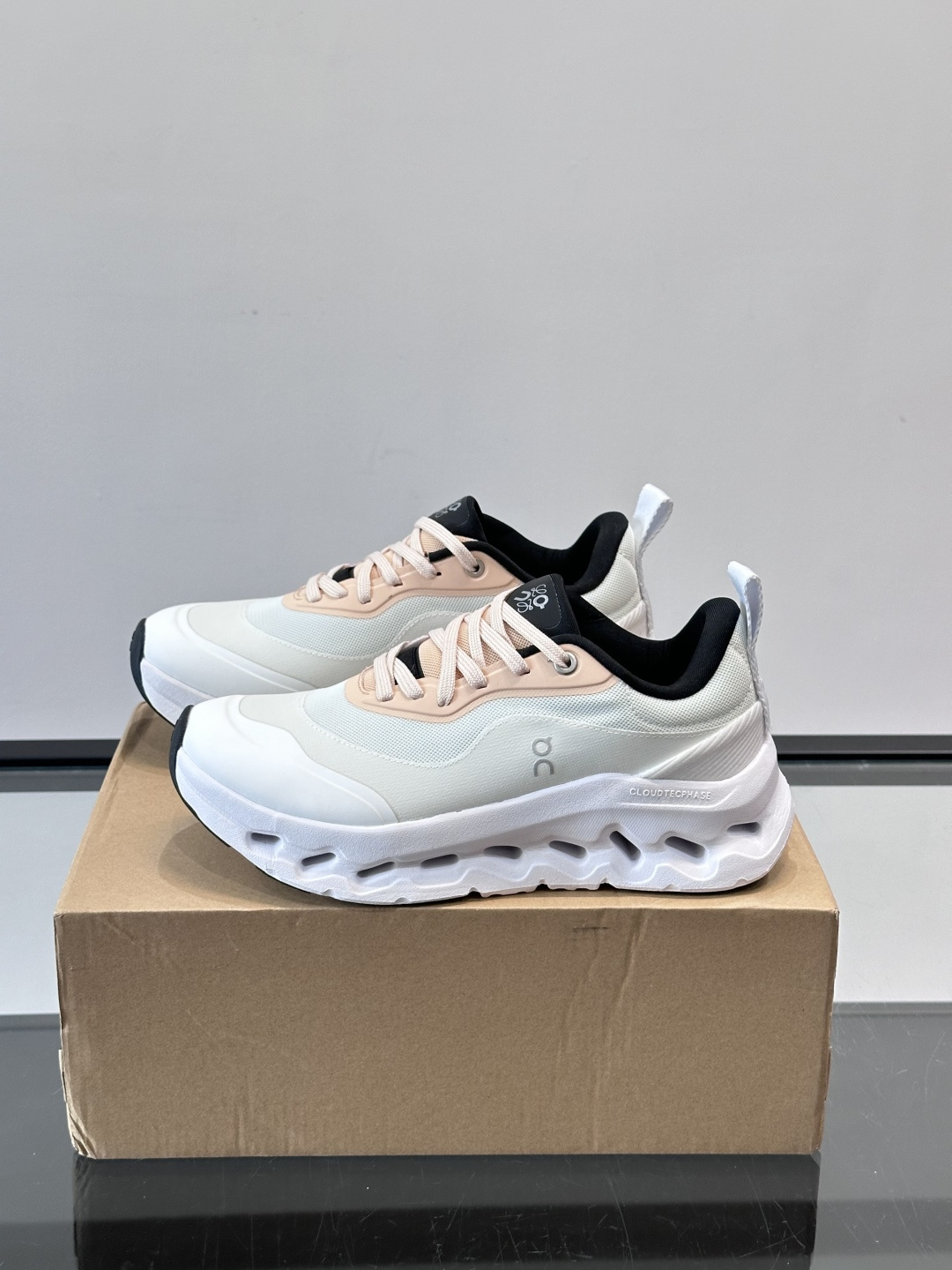 On昂跑 x Loewe联名2.0运动鞋​​👟On昂跑和Loewe联名的Cloudboom 2.0运动鞋