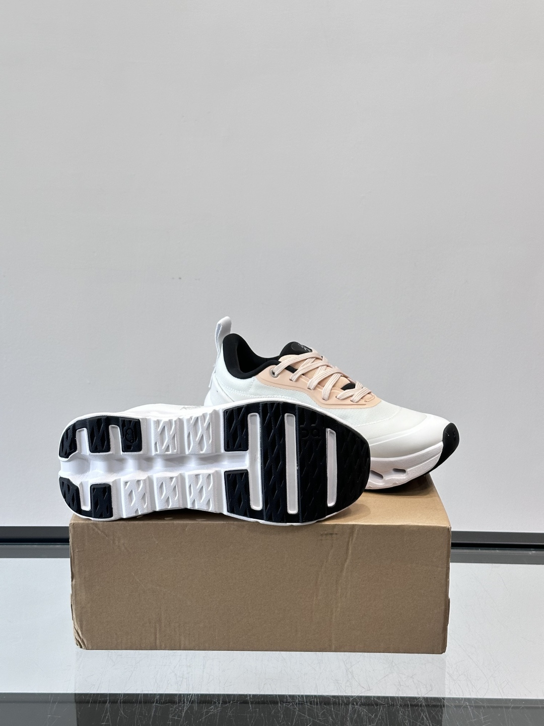 On昂跑 x Loewe联名2.0运动鞋​​👟On昂跑和Loewe联名的Cloudboom 2.0运动鞋