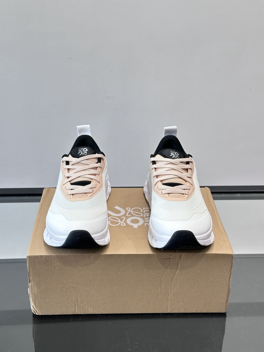 On昂跑 x Loewe联名2.0运动鞋​​👟On昂跑和Loewe联名的Cloudboom 2.0运动鞋