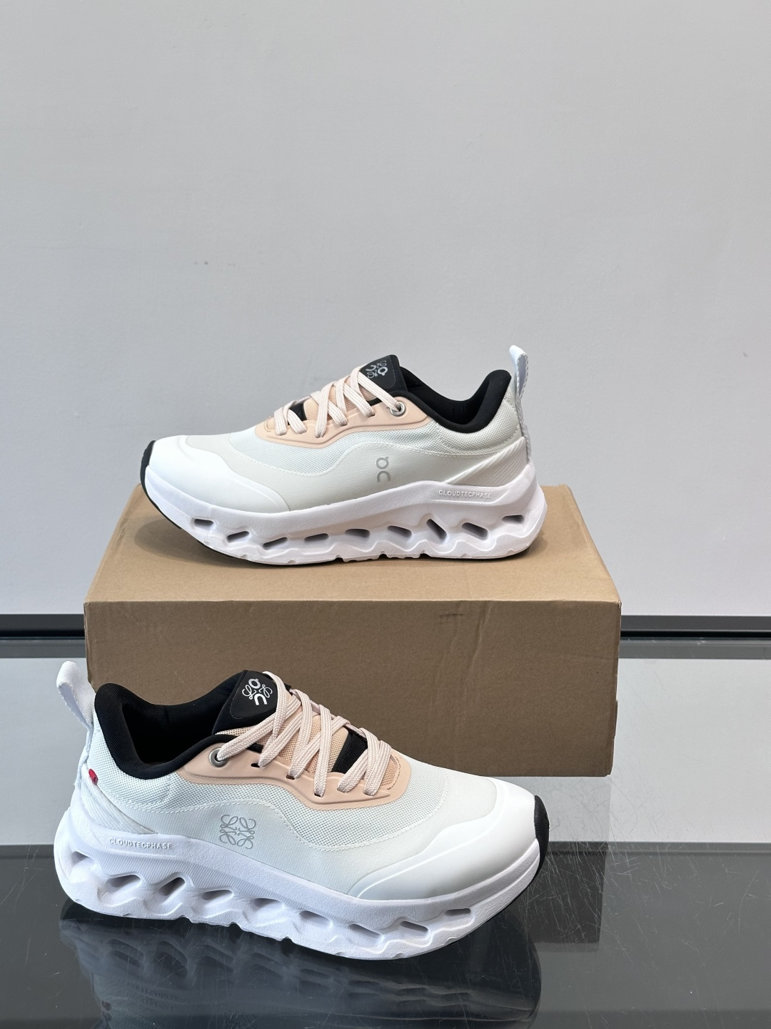 On昂跑 x Loewe联名2.0运动鞋​​👟On昂跑和Loewe联名的Cloudboom 2.0运动鞋