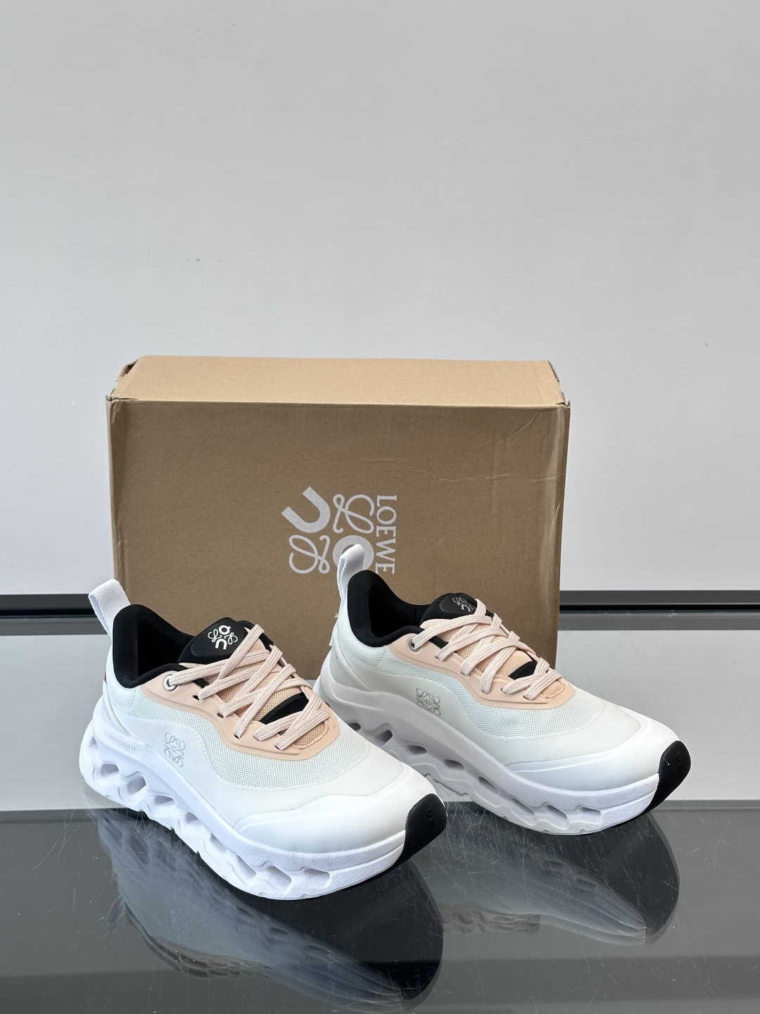 On昂跑 x Loewe联名2.0运动鞋​​👟On昂跑和Loewe联名的Cloudboom 2.0运动鞋