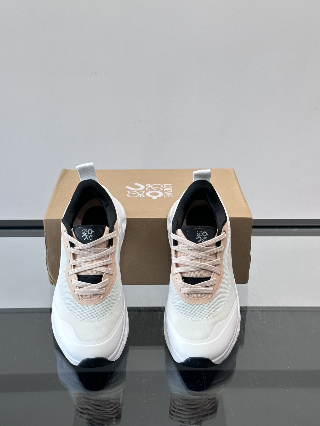 On昂跑 x Loewe联名2.0运动鞋​​👟On昂跑和Loewe联名的Cloudboom 2.0运动鞋