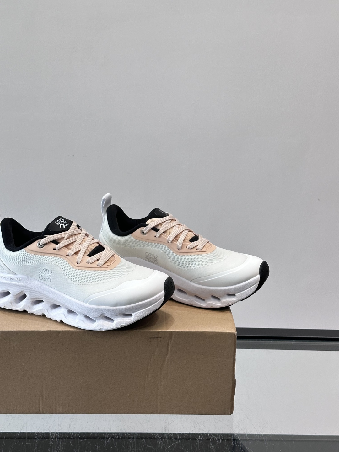 On昂跑 x Loewe联名2.0运动鞋​​👟On昂跑和Loewe联名的Cloudboom 2.0运动鞋