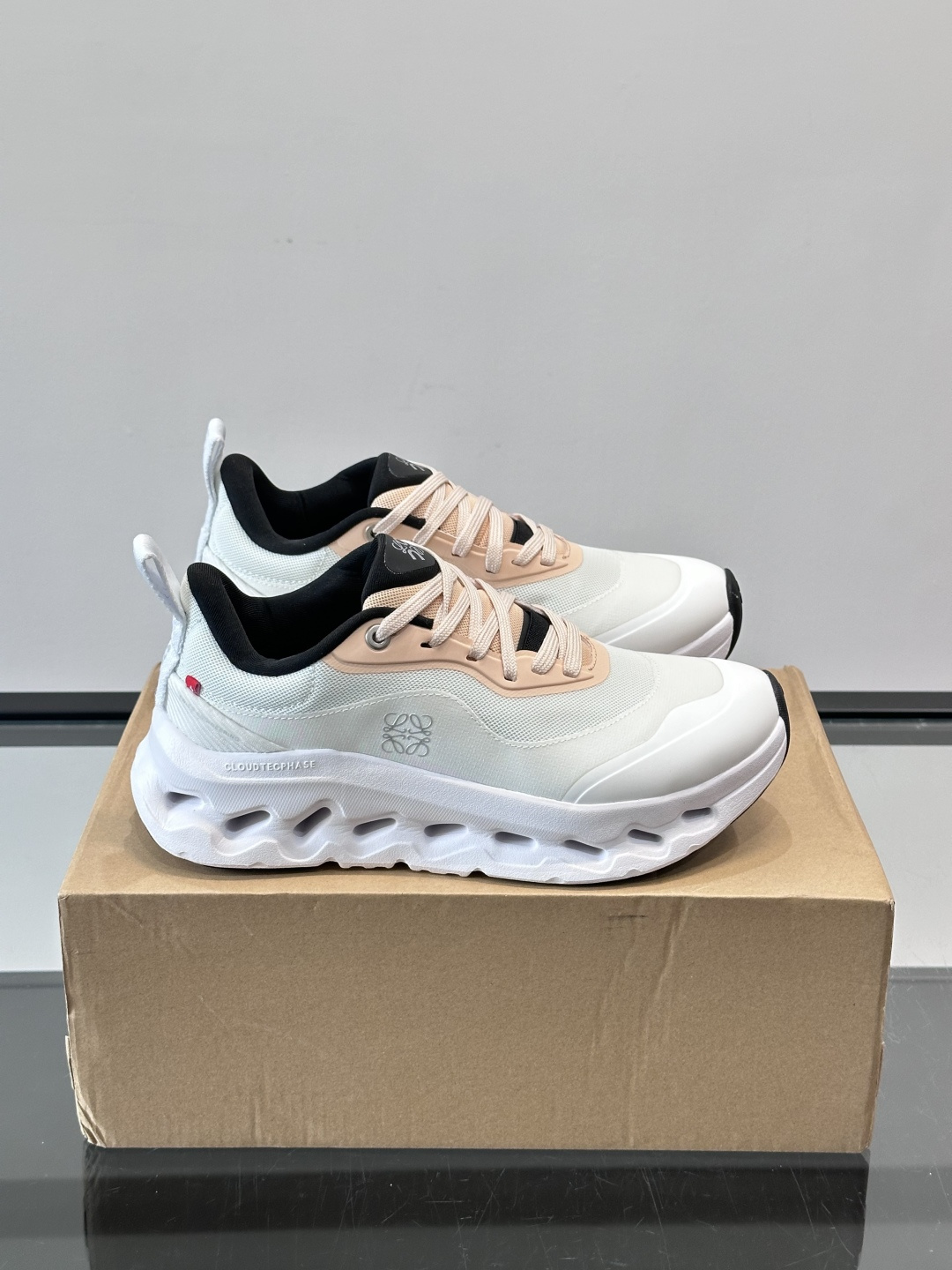 On昂跑 x Loewe联名2.0运动鞋​​👟On昂跑和Loewe联名的Cloudboom 2.0运动鞋