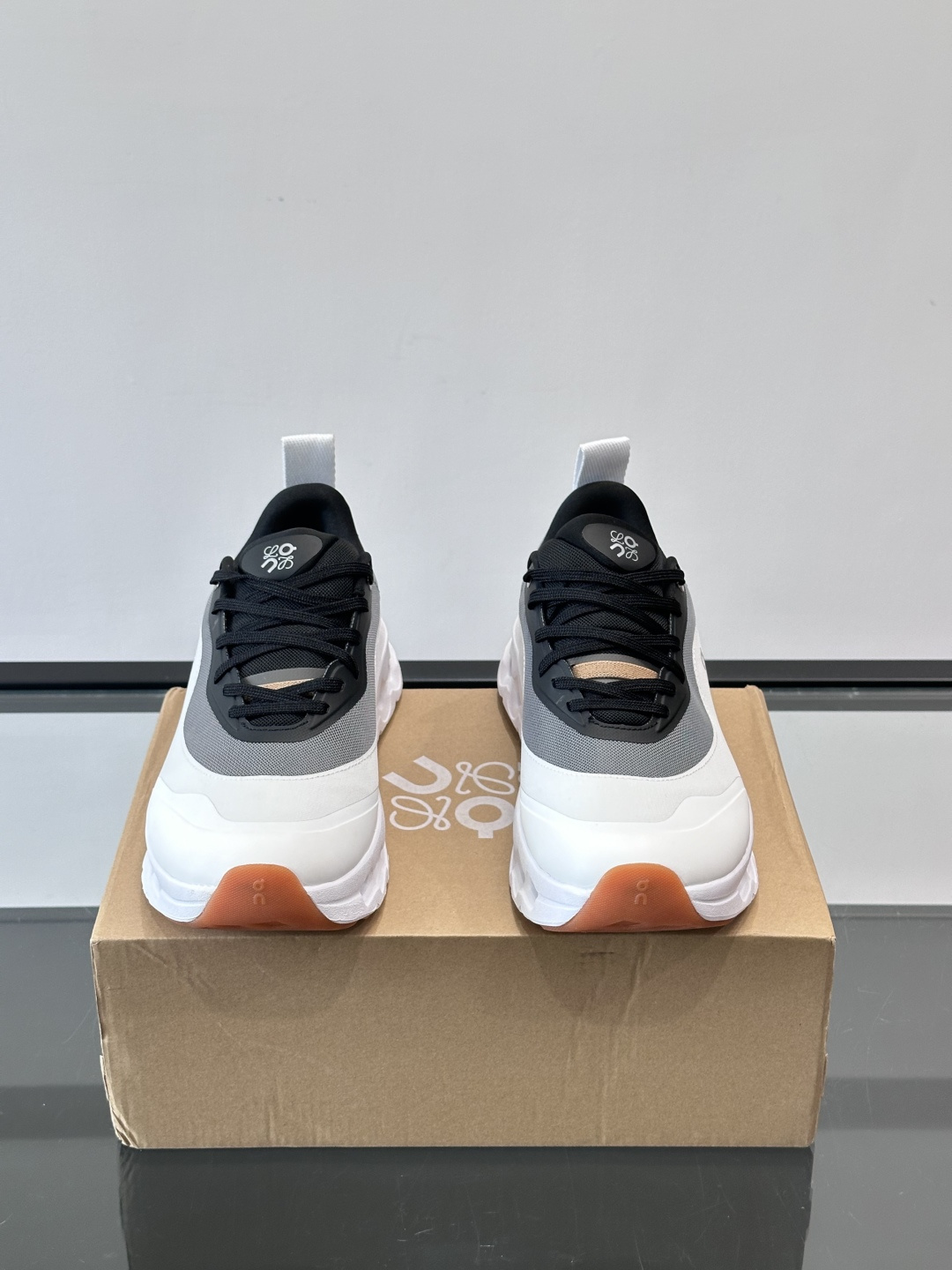 On昂跑 x Loewe联名2.0运动鞋​​👟On昂跑和Loewe联名的Cloudboom 2.0运动鞋