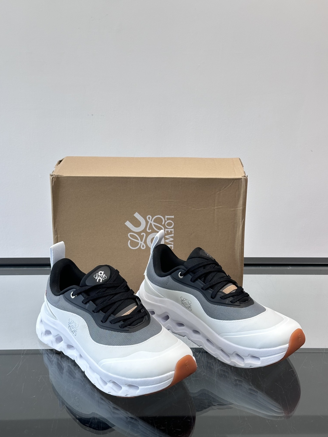 On昂跑 x Loewe联名2.0运动鞋​​👟On昂跑和Loewe联名的Cloudboom 2.0运动鞋