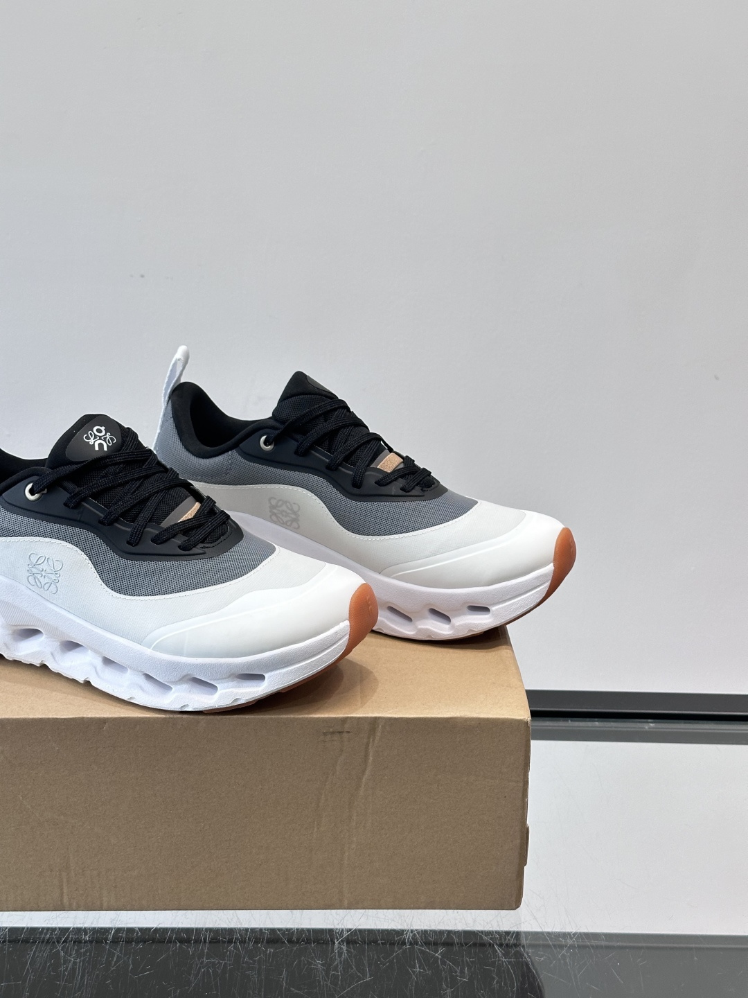 On昂跑 x Loewe联名2.0运动鞋​​👟On昂跑和Loewe联名的Cloudboom 2.0运动鞋