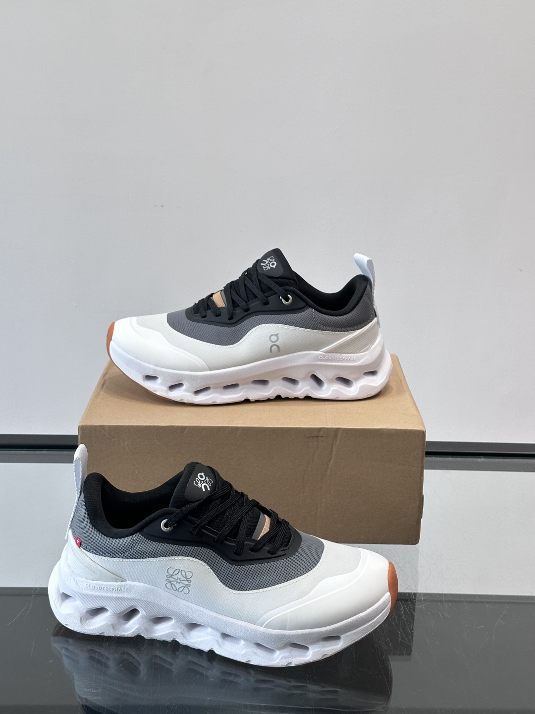 On昂跑 x Loewe联名2.0运动鞋​​👟On昂跑和Loewe联名的Cloudboom 2.0运动鞋