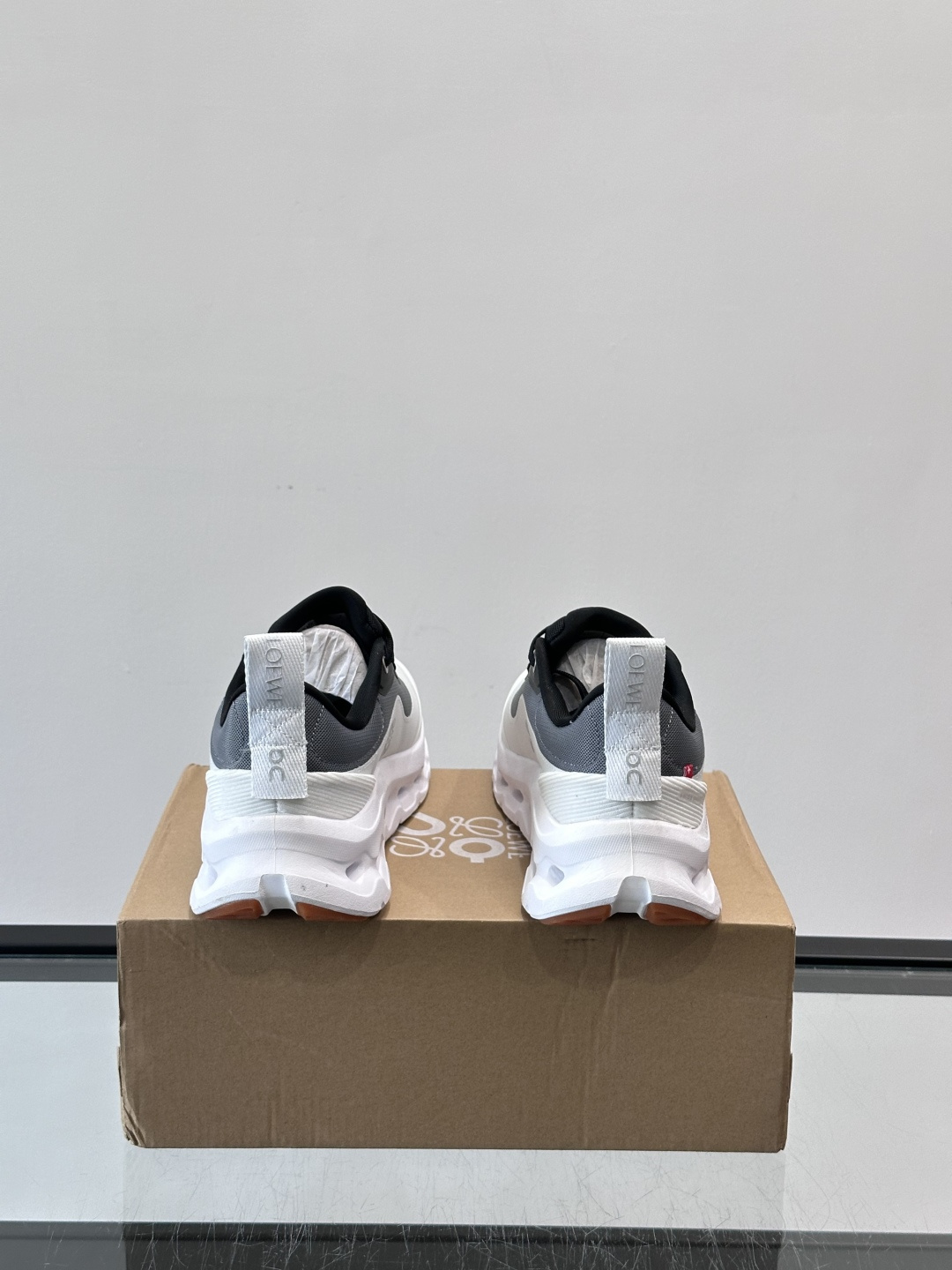 On昂跑 x Loewe联名2.0运动鞋​​👟On昂跑和Loewe联名的Cloudboom 2.0运动鞋