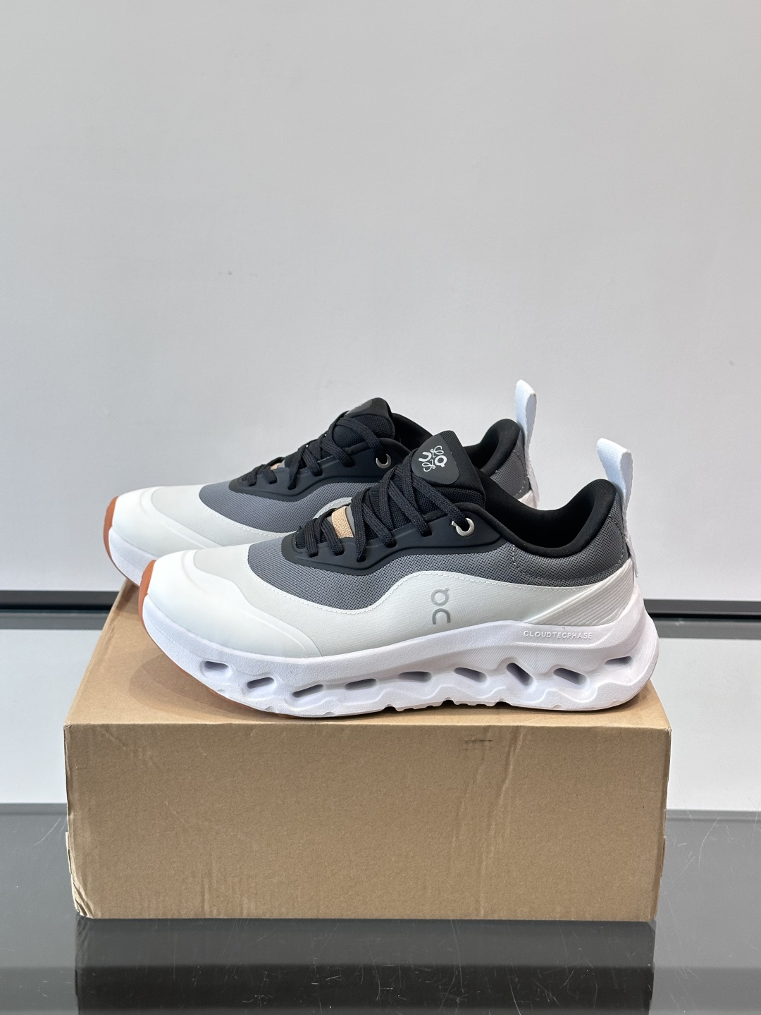 On昂跑 x Loewe联名2.0运动鞋​​👟On昂跑和Loewe联名的Cloudboom 2.0运动鞋