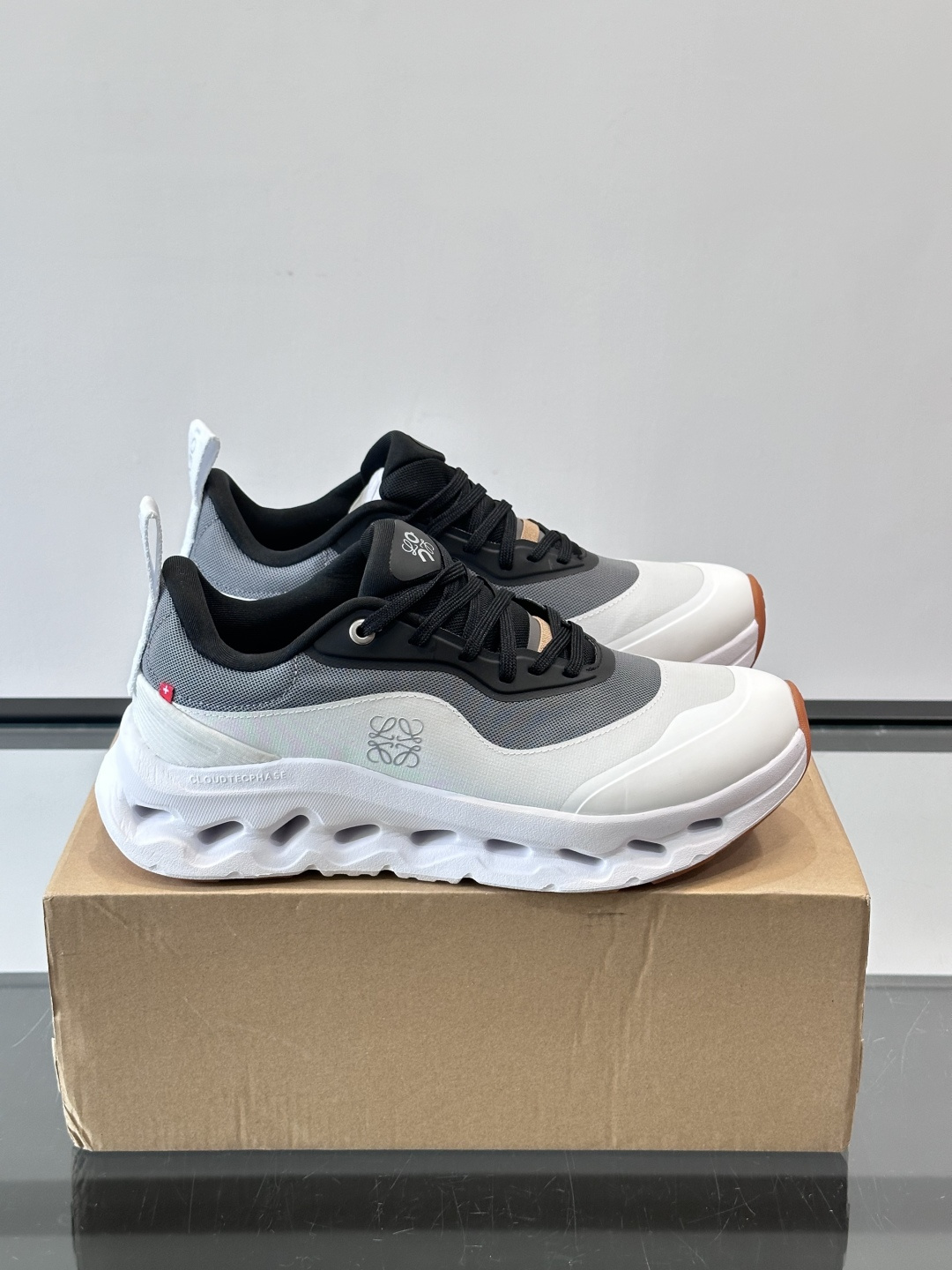 On昂跑 x Loewe联名2.0运动鞋​​👟On昂跑和Loewe联名的Cloudboom 2.0运动鞋