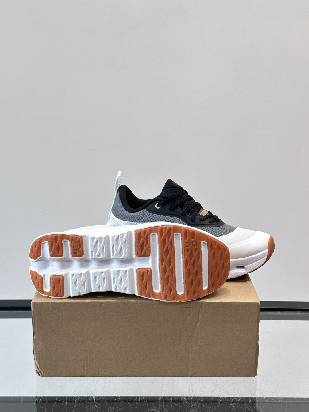 On昂跑 x Loewe联名2.0运动鞋​​👟On昂跑和Loewe联名的Cloudboom 2.0运动鞋